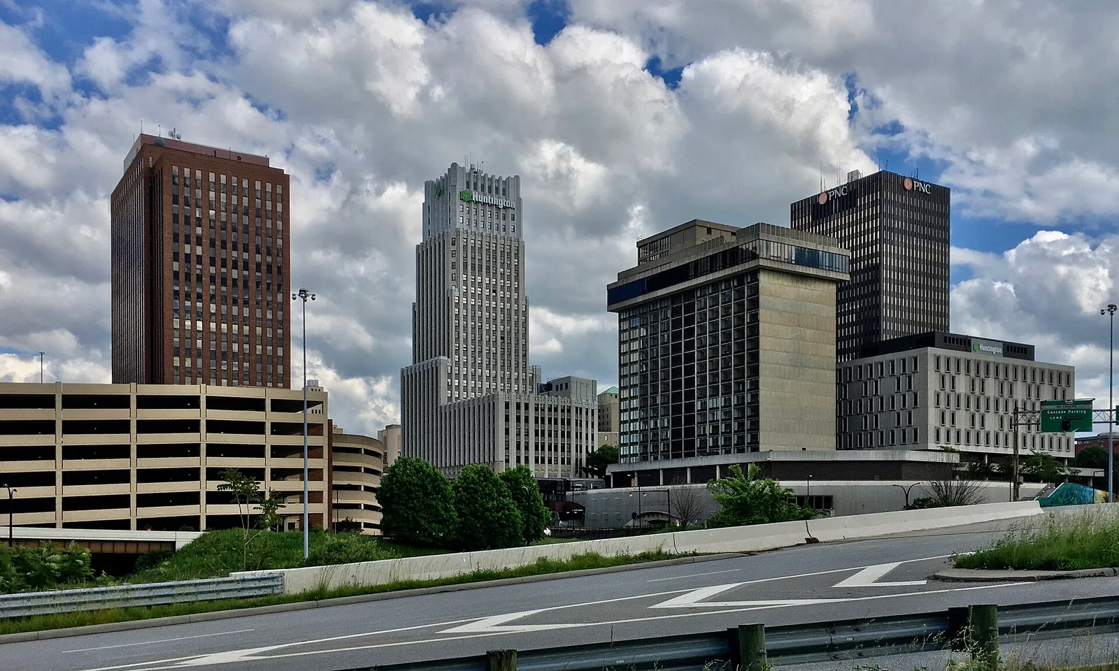 Vista de Akron, Ohio: Downtown skyline as seen from Ohio & Erie Canalway at Martin Luther King Boulevard, Akron, Ohio - 20200530