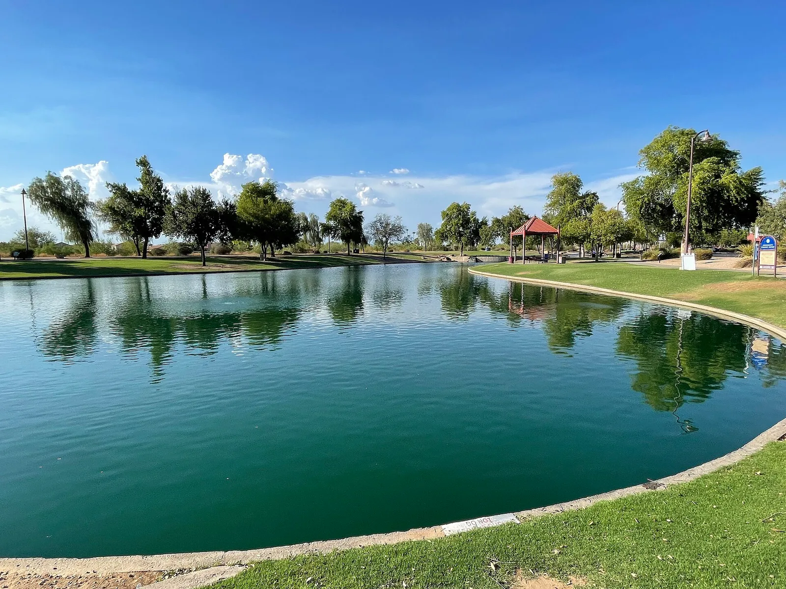 Vista de Peoria, Arizona: Rio Vista Community Pond