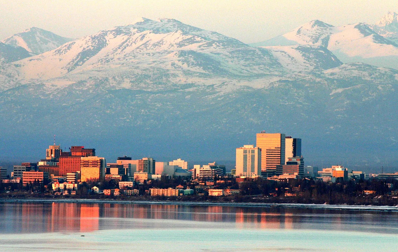 Anchorage, Alaska 当地景观:Anchorage on an April evening