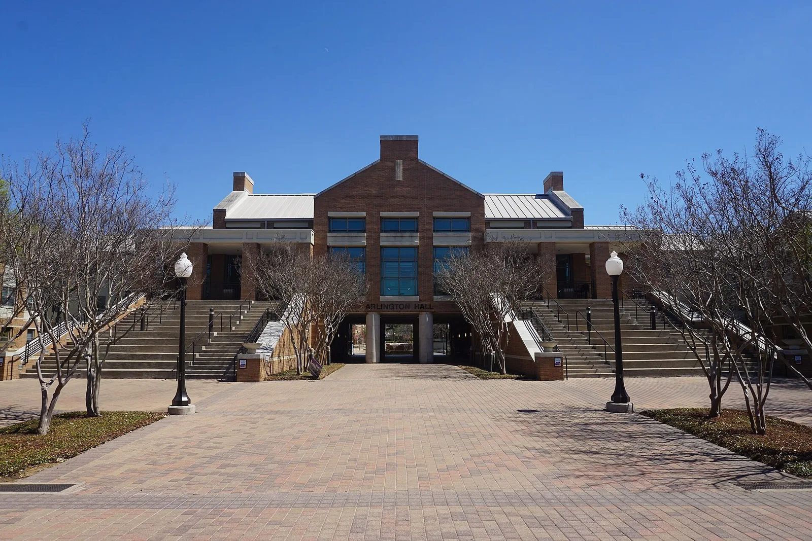 Vista de Arlington, Texas: University of Texas at Arlington March 2021 039 (Arlington Hall)
