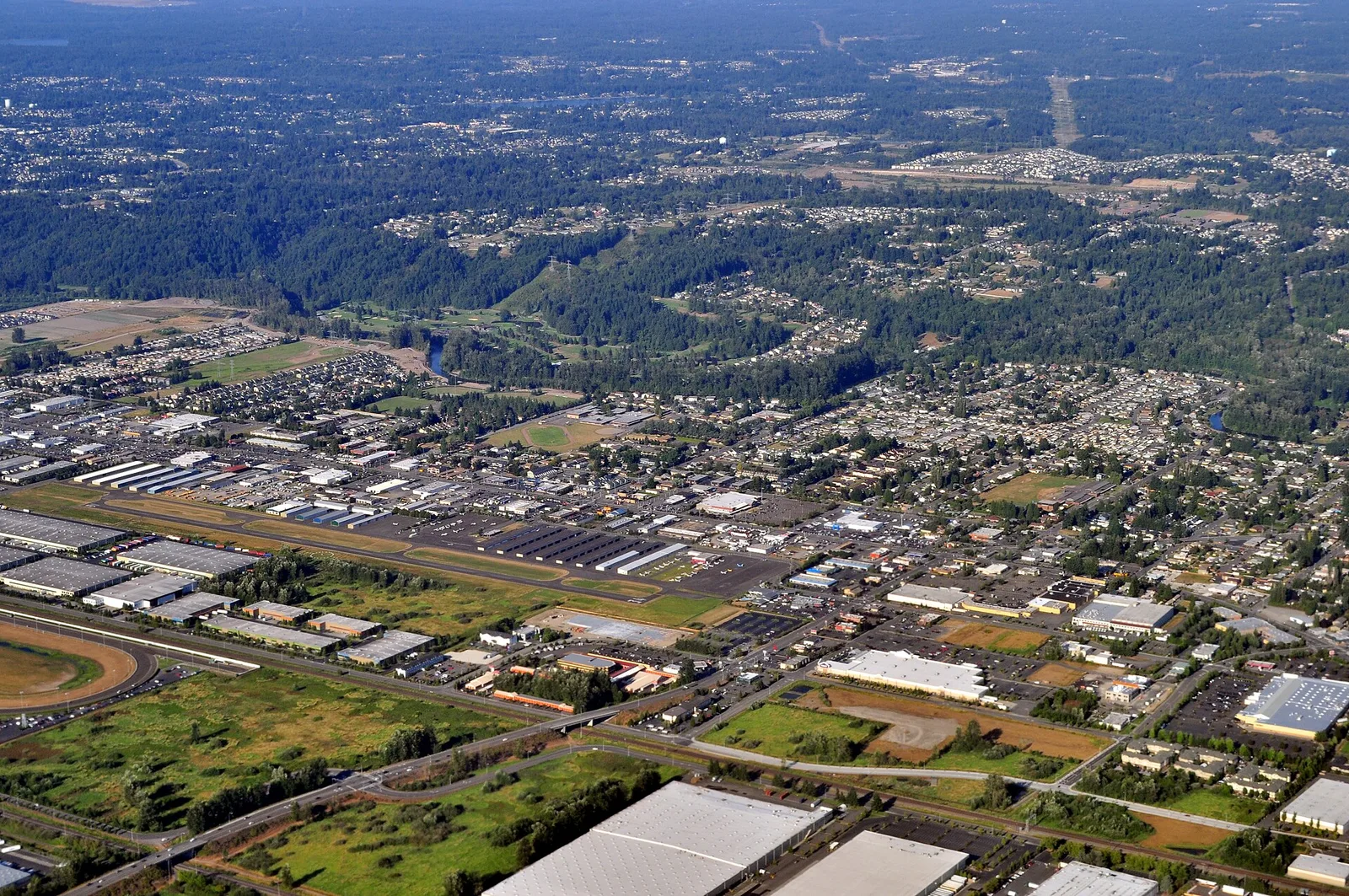 Vista de Auburn, Washington: Aerial view of northern part of Auburn, Washington from the west 01 - white balanced (9792475425)