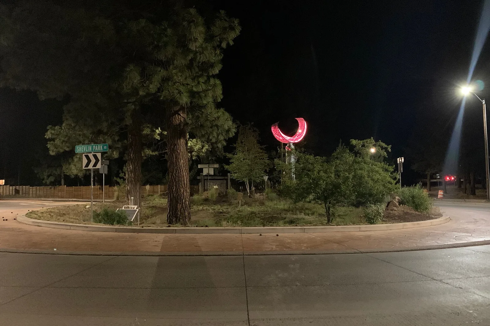 Vista de Bend, Oregon: Bend roundabout - Shevlin Park moon