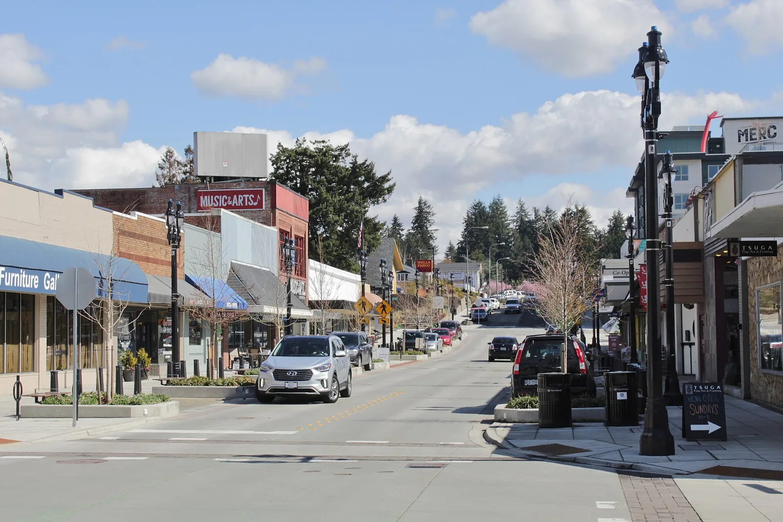 Vista de Bothell, Washington: Main Street eastbound from 101st Avenue in Bothell, WA, 2019