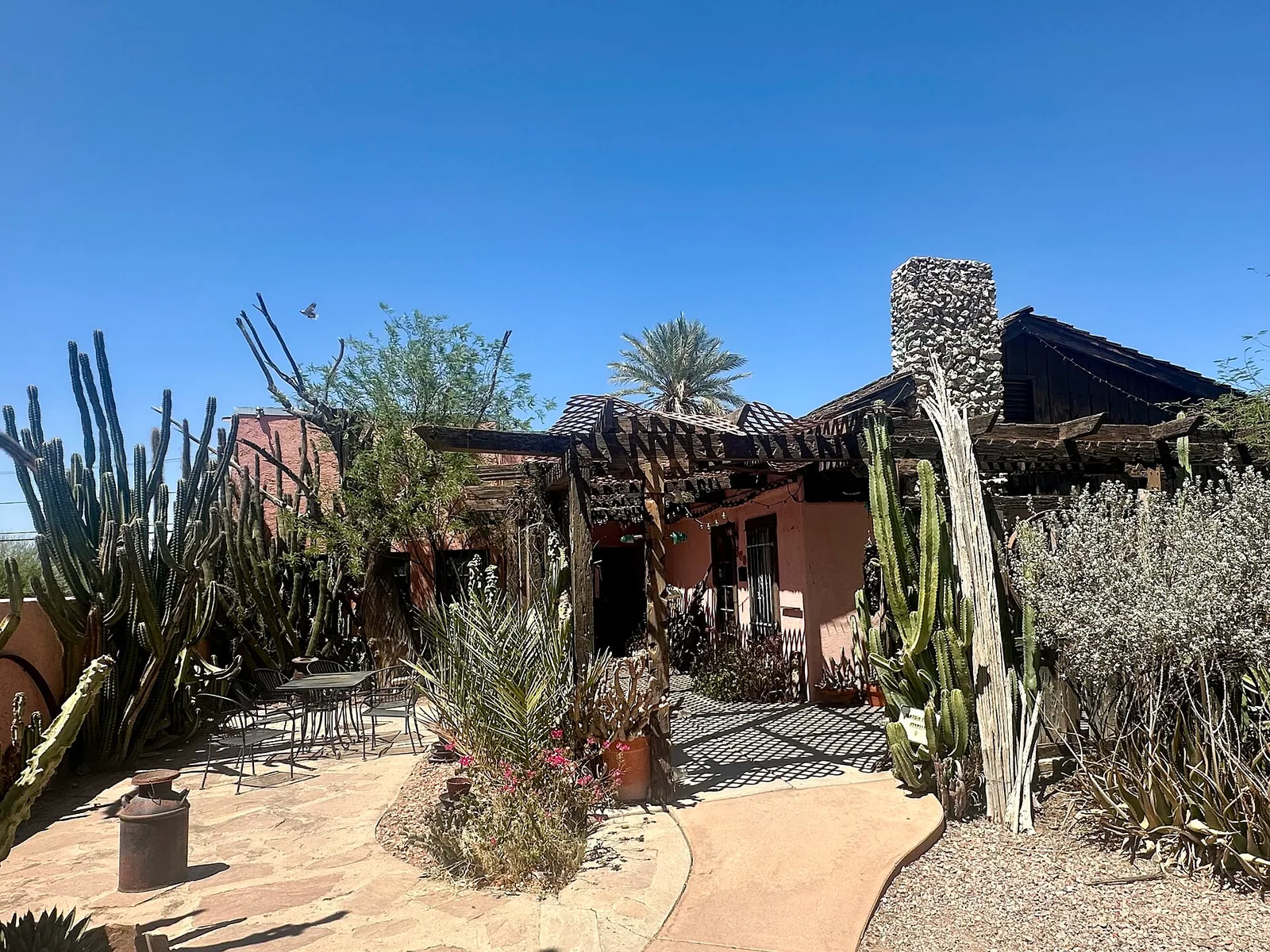 Casa Grande, Arizona: BeDillon’s Restaurant, Casa Grande. BeDillon’s has been featured in Phoenix Home and Garden, The Arizona Republic, The cover of Arizona Highways and BeDillon’s garden hosted several hundred weddings