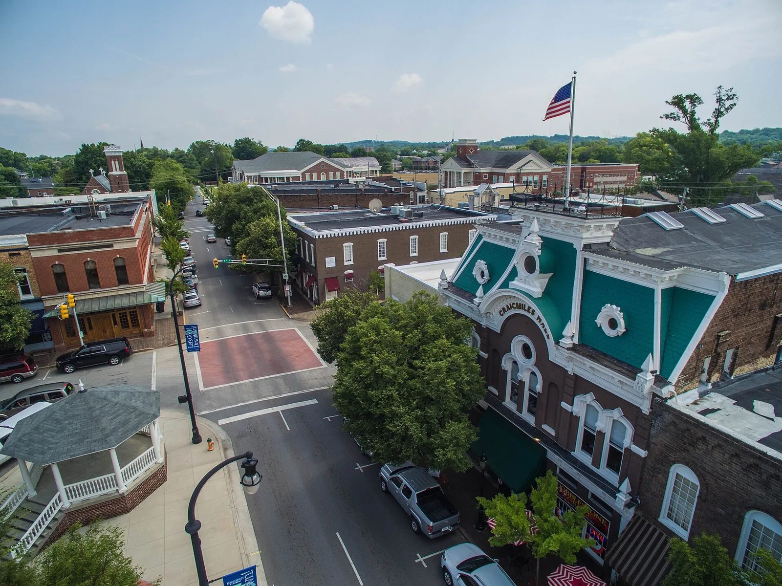 Vista de Cleveland, Tennessee: Historic Criagmiles Hall in downtown Cleveland, Tennessee