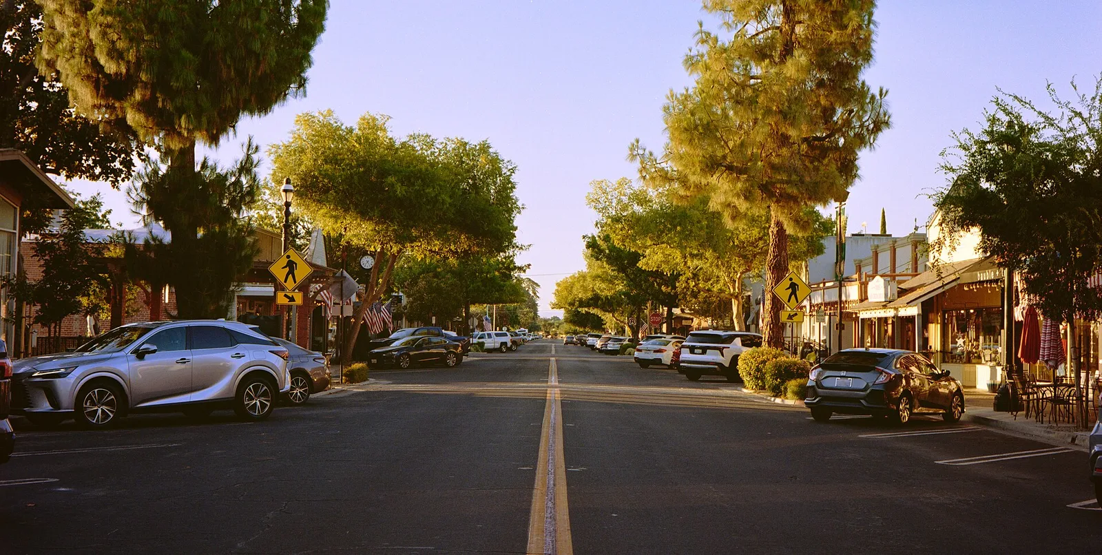 Vista de Clovis, California: Old Town Clovis, California, Pollasky Ave, 2026