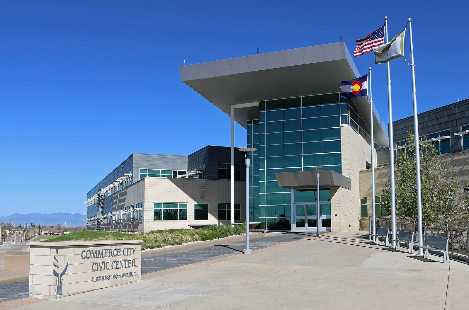 Vista de Commerce City, Colorado: Commerce City Civic Center (Commerce City, Colorado)