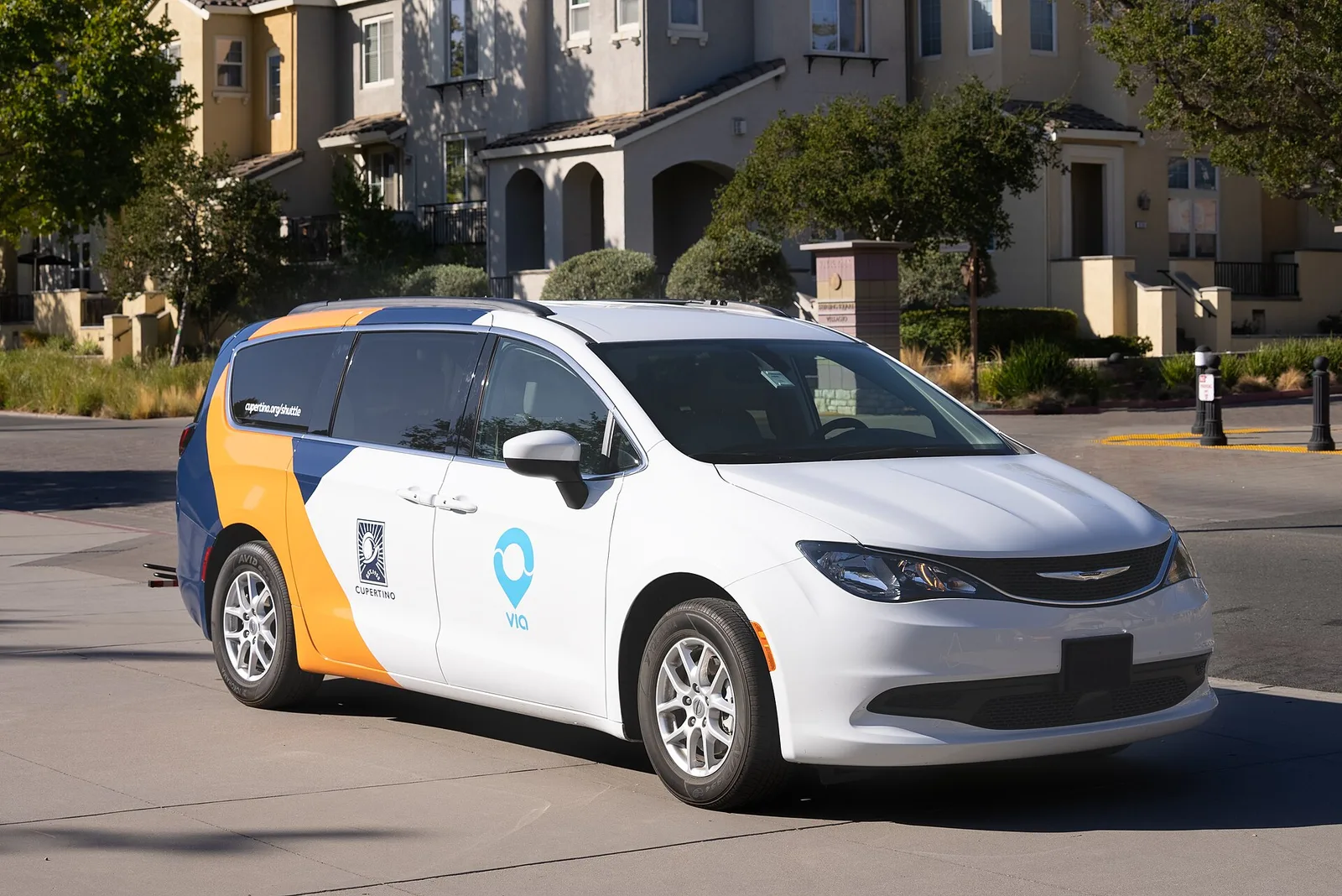 Vista de Cupertino, California: Cupertino-Via-Transportation-California-Van