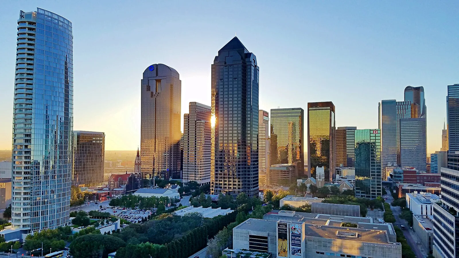 Dallas, Texas 当地景观:Dallas Skyline with Arts District