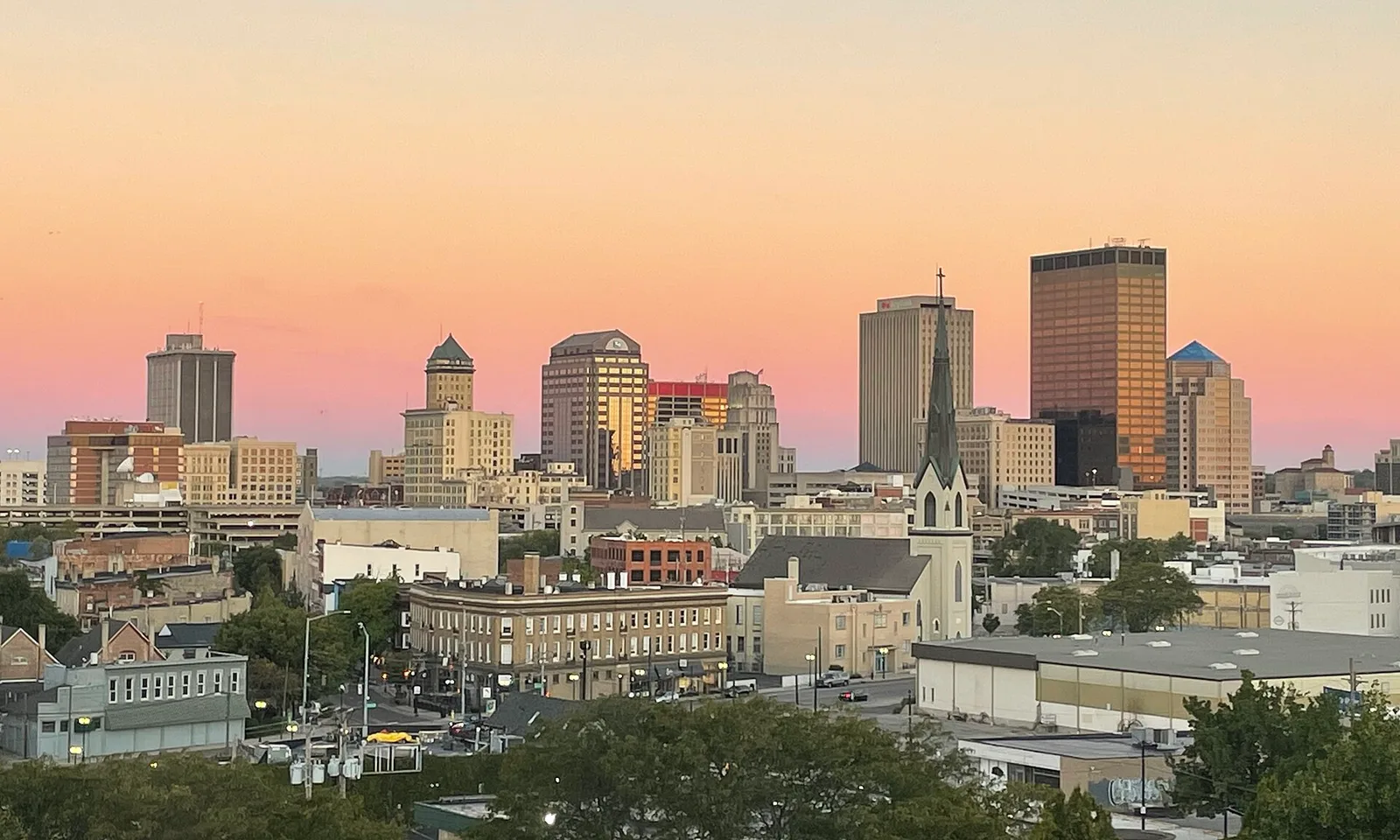 Dayton, Ohio 当地景观:Dayton Skyline - Sunset September 2022 (cropped)