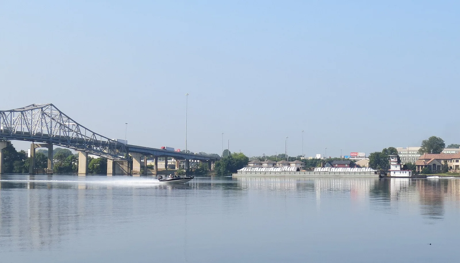 Decatur, Alabama 当地景观:Tug and Boat at Bridge