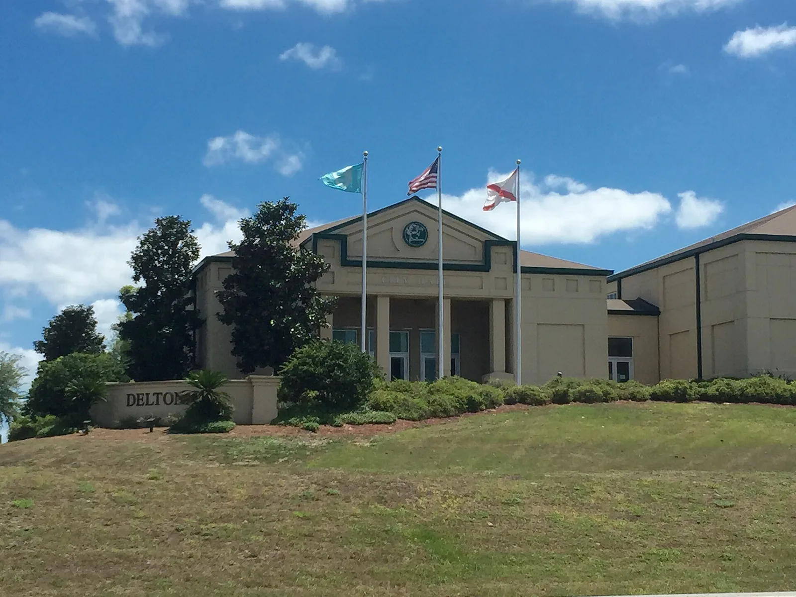 Deltona, Florida 当地景观:DeltonaCityHall09Apr2015