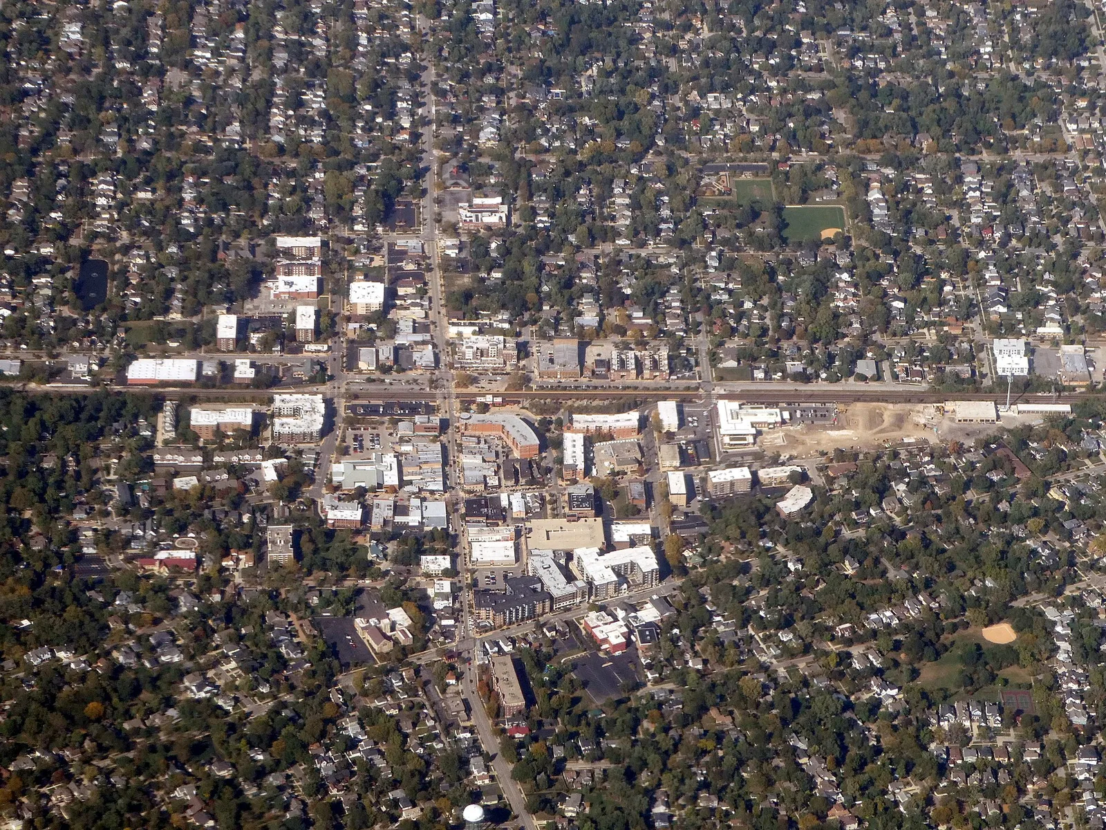 Vista de Downers Grove, Illinois: Aerial view of Downers Grove, Illinois, October 2024