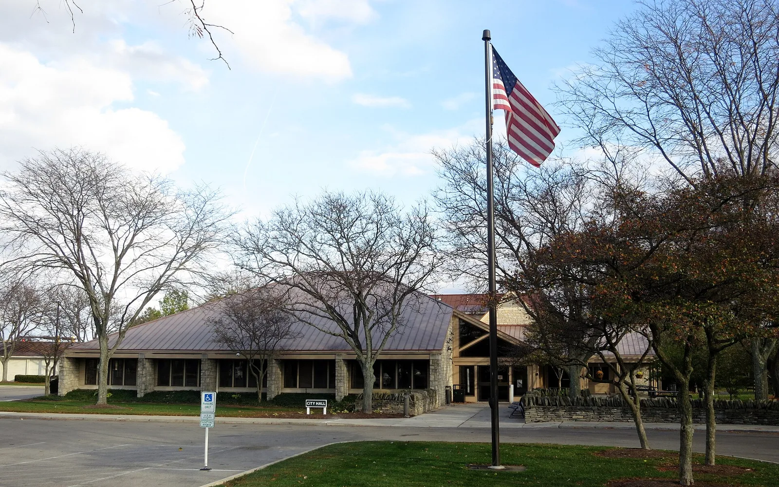 Vista de Dublin, Ohio: Dublin City Hall (Dublin, Ohio) - from parking lot at 5200 Emerald Parkway