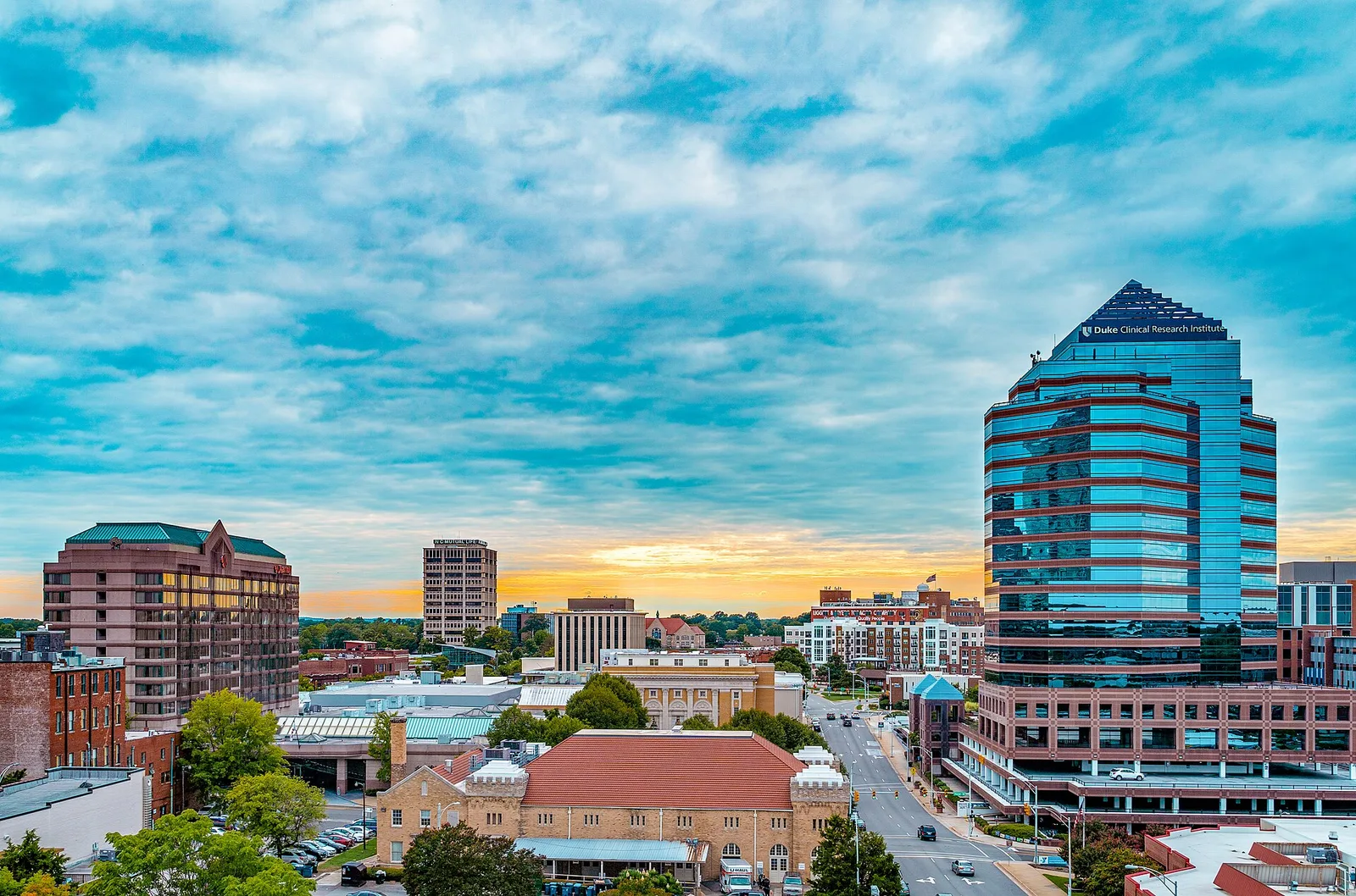 Vista de Durham, North Carolina: SKYL038 Durham Overcast Skyline DiscoverDurham