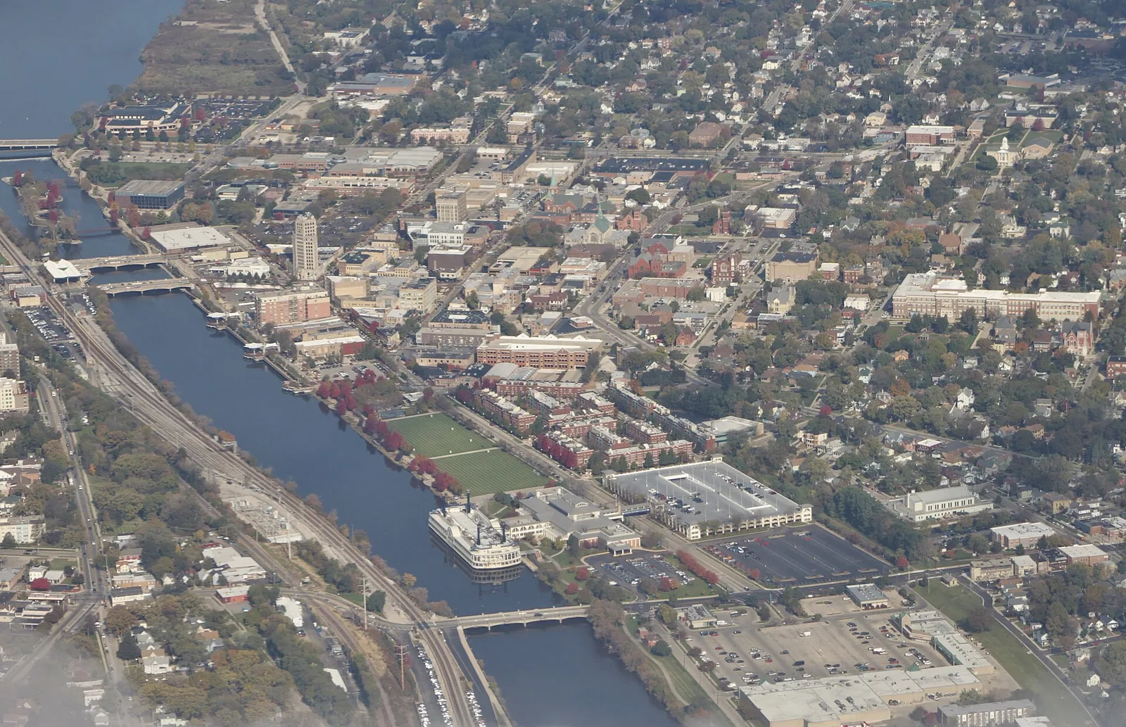 Vista de Elgin, Illinois: Downtown Elgin aerial view, 2018
