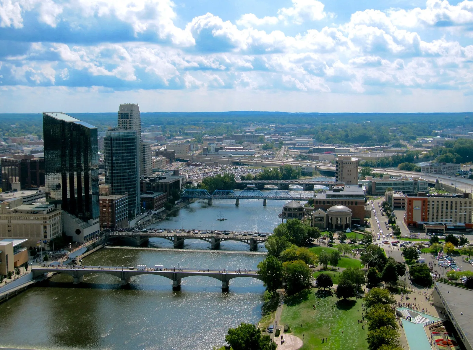 Grand Rapids, Michigan 当地景观:Downtown Grand Rapids from River House
