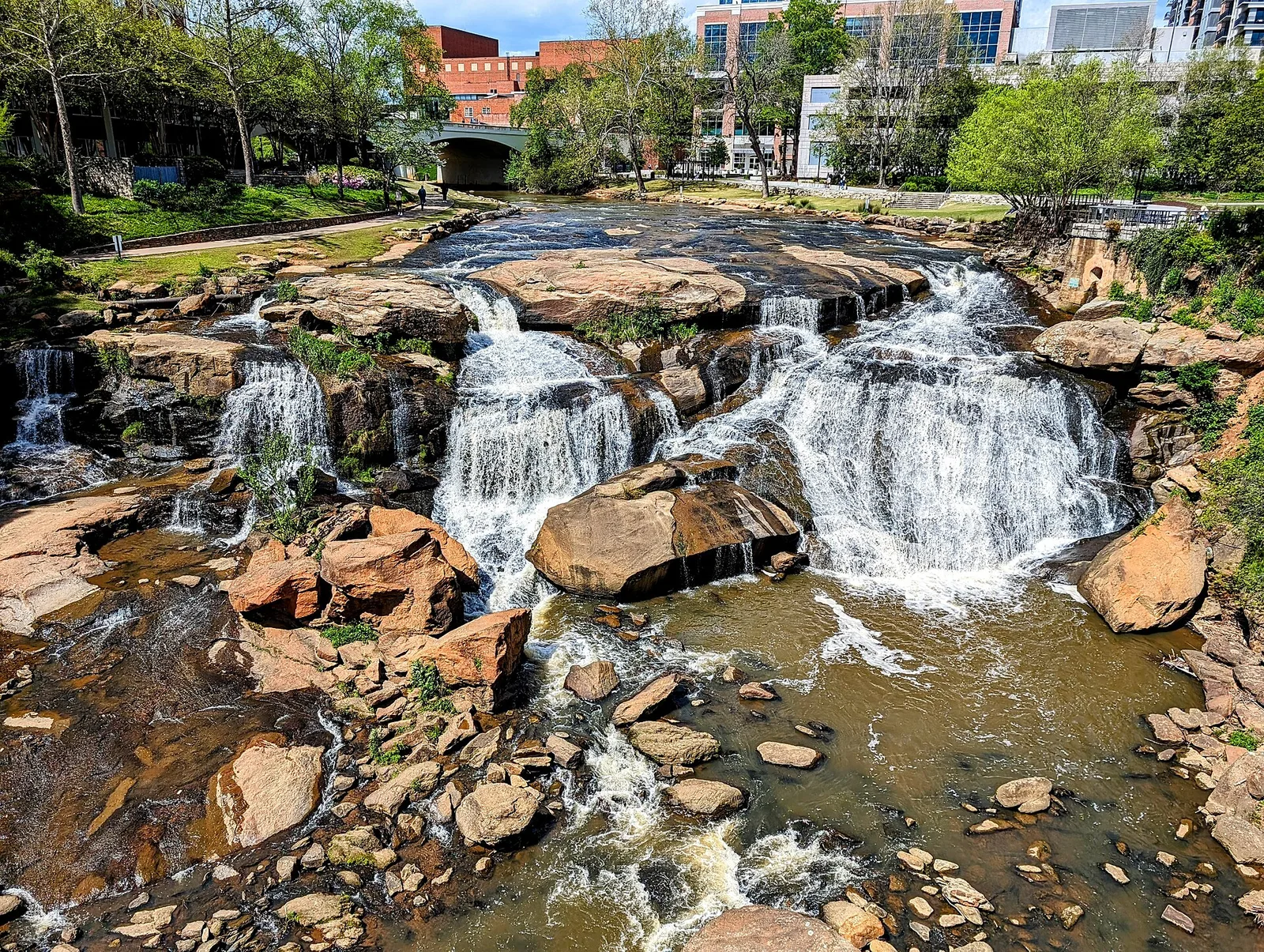 Vista de Greenville, South Carolina: 2024-4-12-Falls Park Waterfall Greenville South Carolina by Yousef AbdulHusain