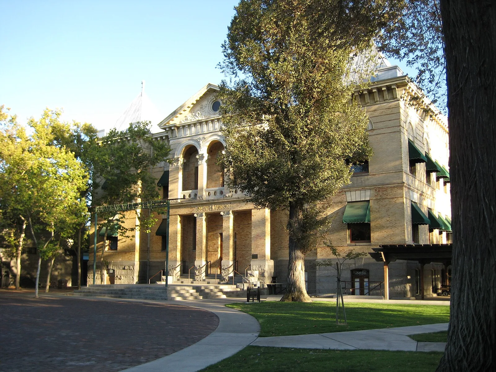 Vista de Hanford, California: Kings County Courthouse 090407 1