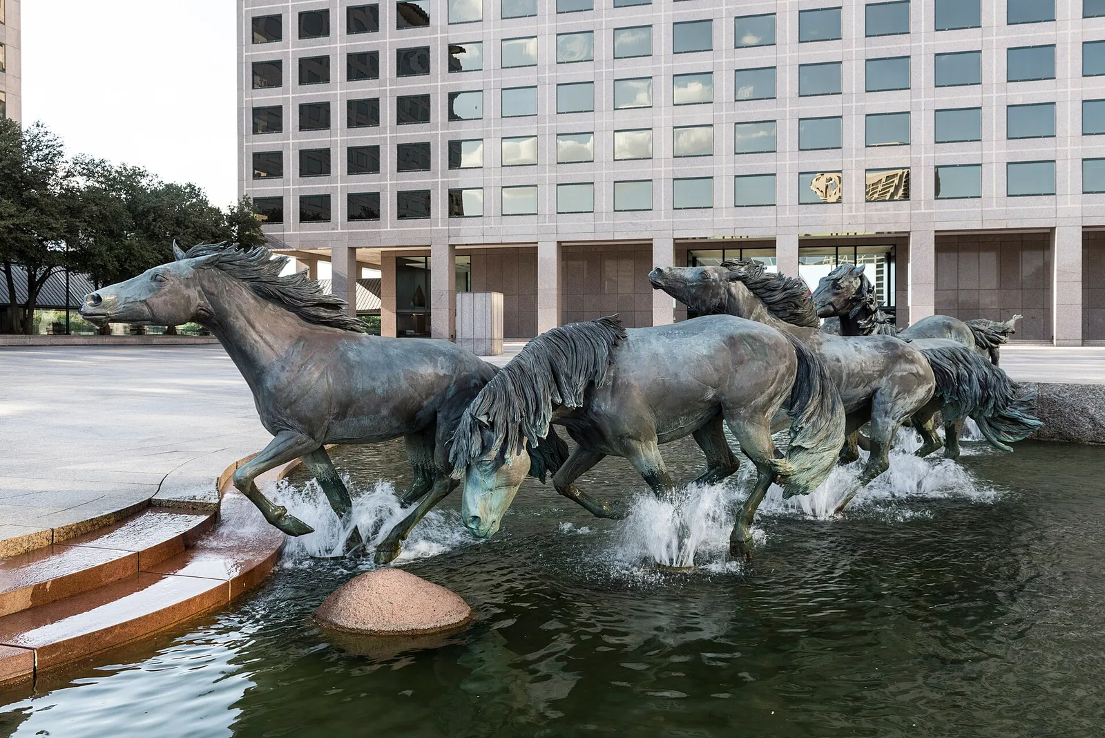 Irving, Texas 当地景观:View of the "Mustangs of Las Colinas" sculpture in the upscale Las Colinas neighborhood of Irving, Texas LCCN2015630710