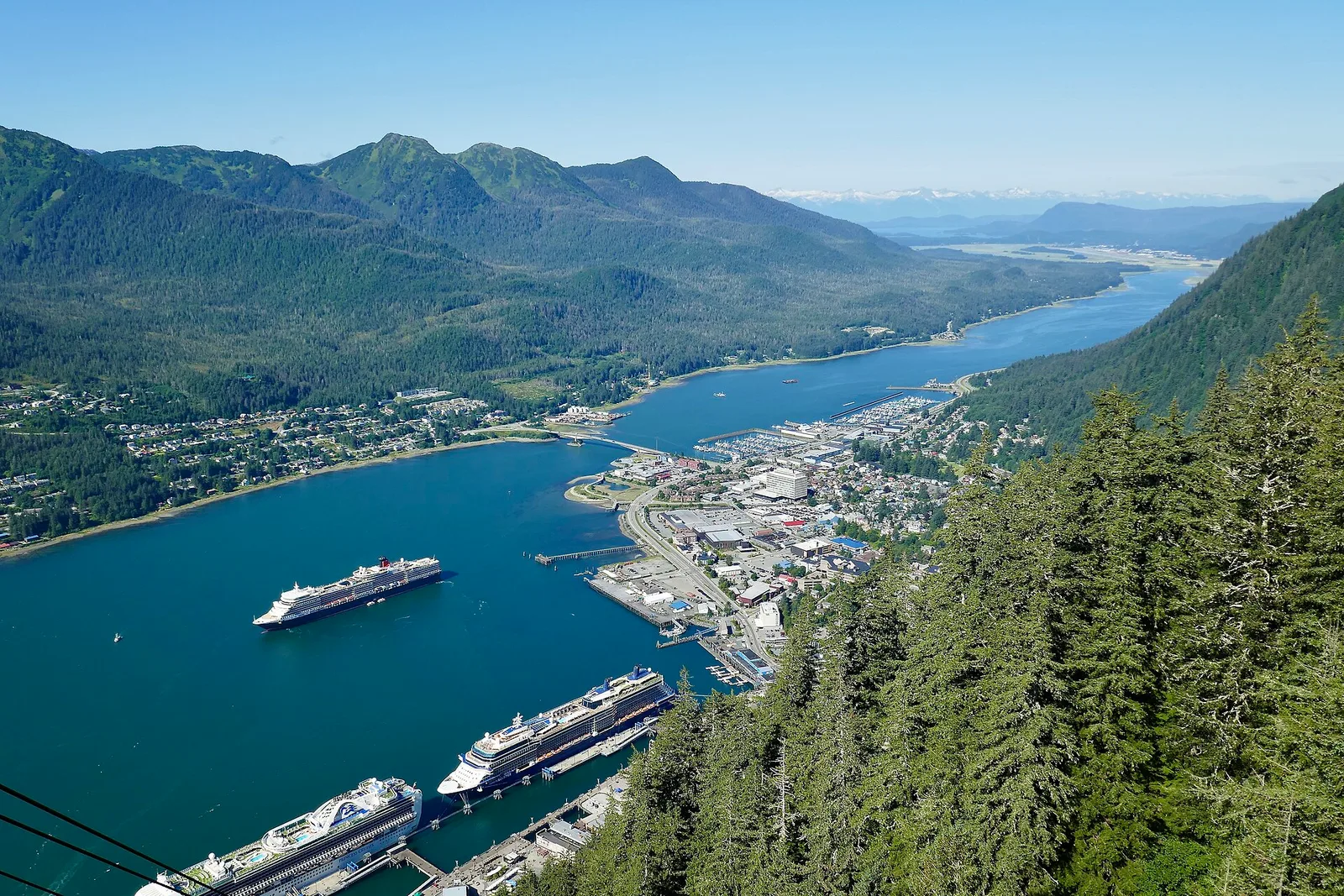 Juneau, Alaska 当地景观:Queen Elizabeth (ship, 2010) in Juneau, Alaska 2024-08-15