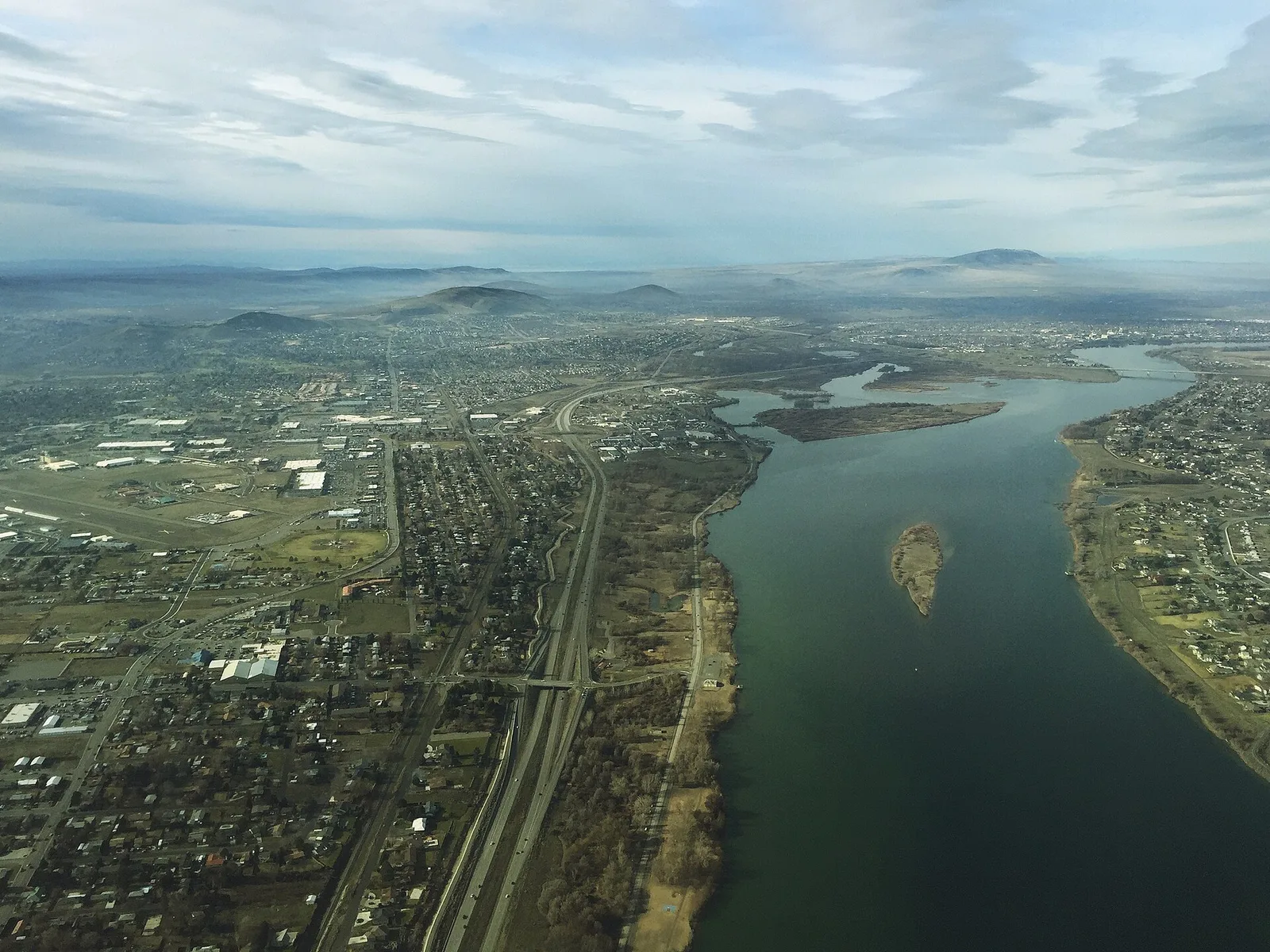 Vista de Kennewick, Washington: Kennewick-ColumbiaRiverAerial (31695765421)