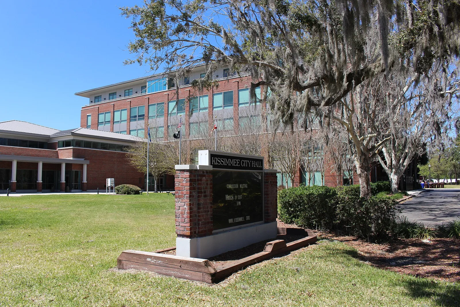 Vista de Kissimmee, Florida: Kissimmee City Hall (East face)