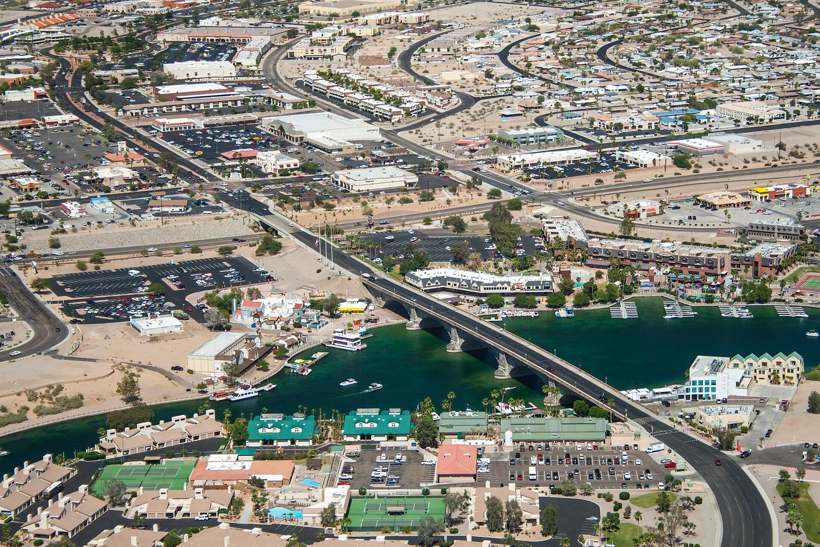 Lake Havasu City, Arizona 当地景观:London Bridge, Lake Havasu City - 2011 (Aerial Photo)