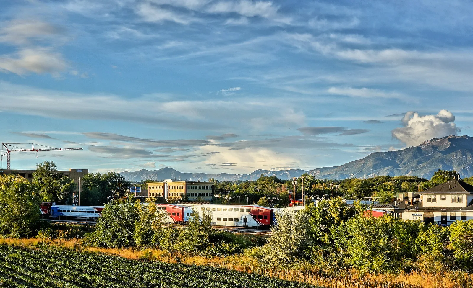 Layton, Utah 当地景观:Kays Crossing with Train Evening