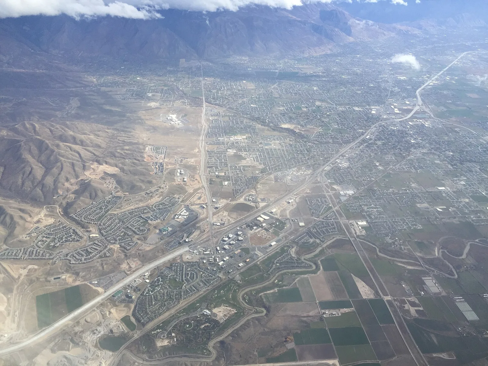 Lehi, Utah 当地景观:2015-11-03 10 15 37 View from an airplane of the cities of Lehi, American Fork and Highland, Utah along Interstate 15
