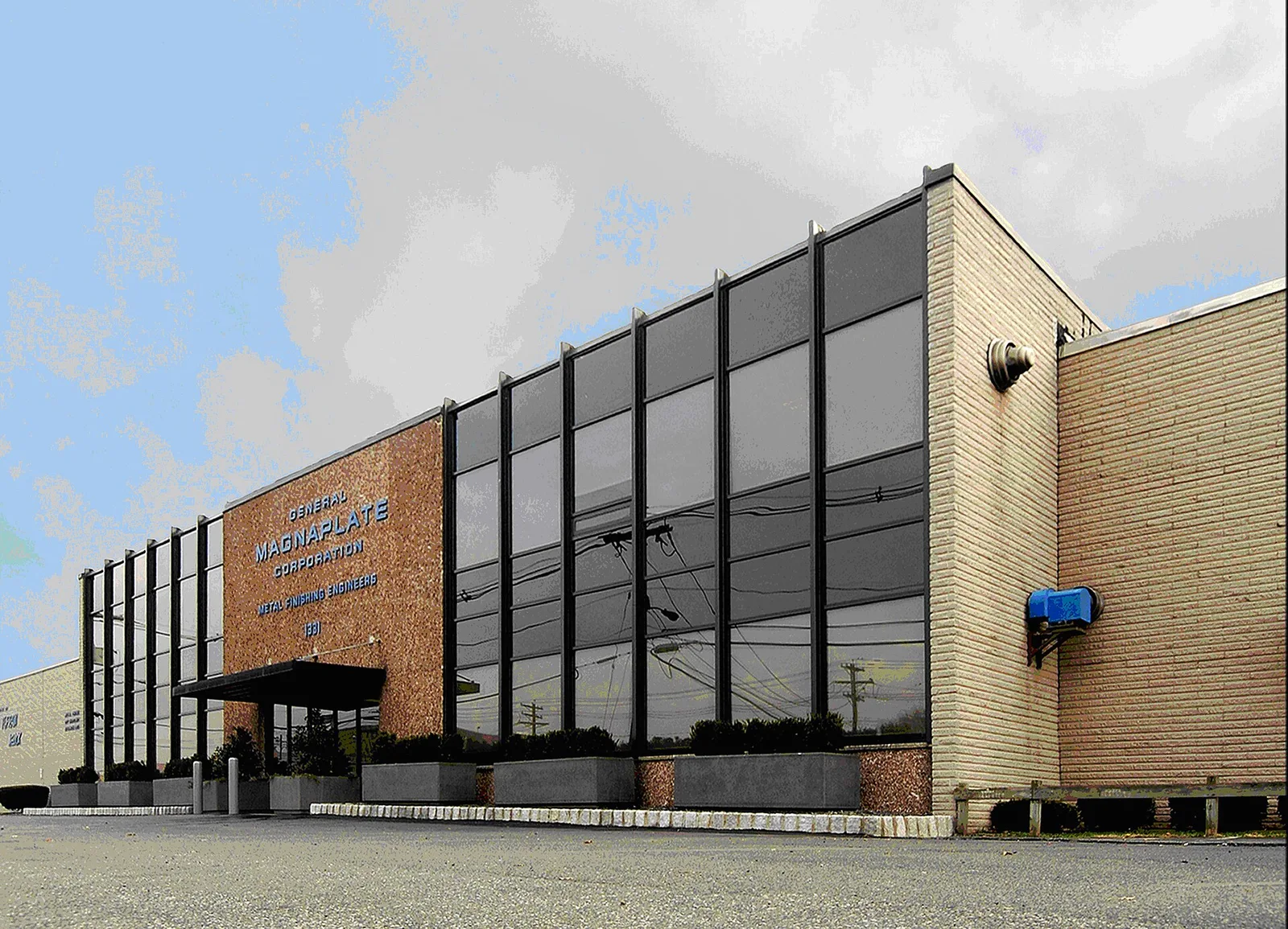 Vista de Linden, New Jersey: Magnaplate HQ