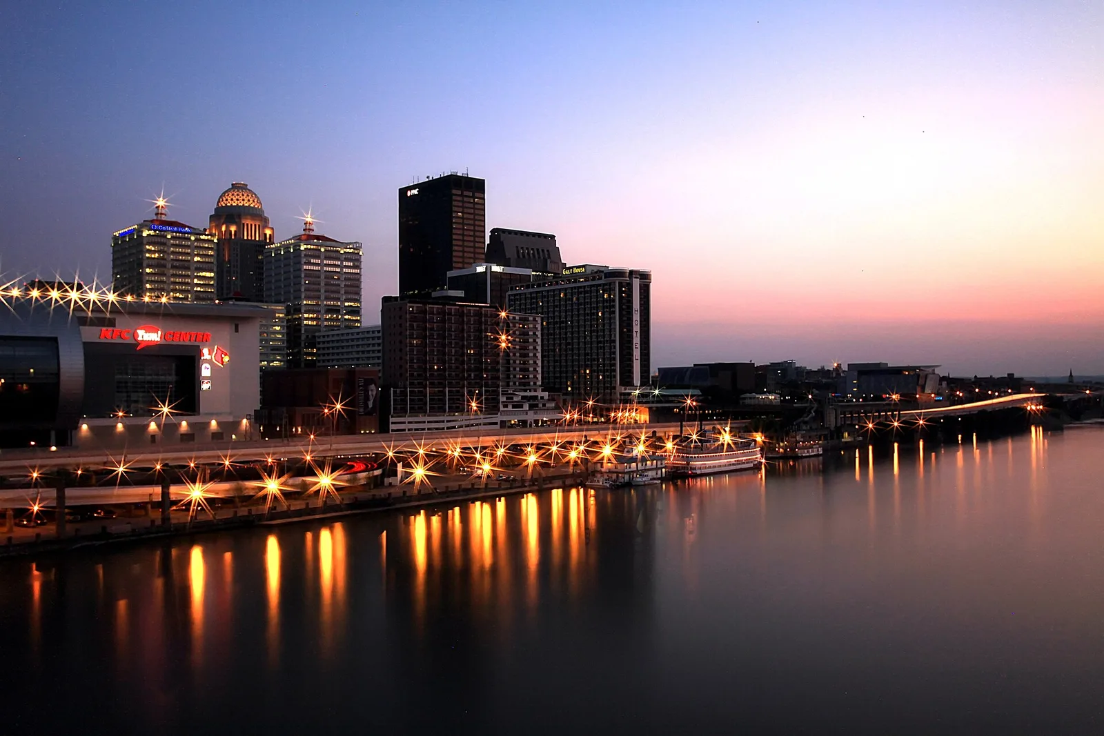 Vista de Louisville/Jefferson County, Kentucky: Downtown Louisville at Dusk