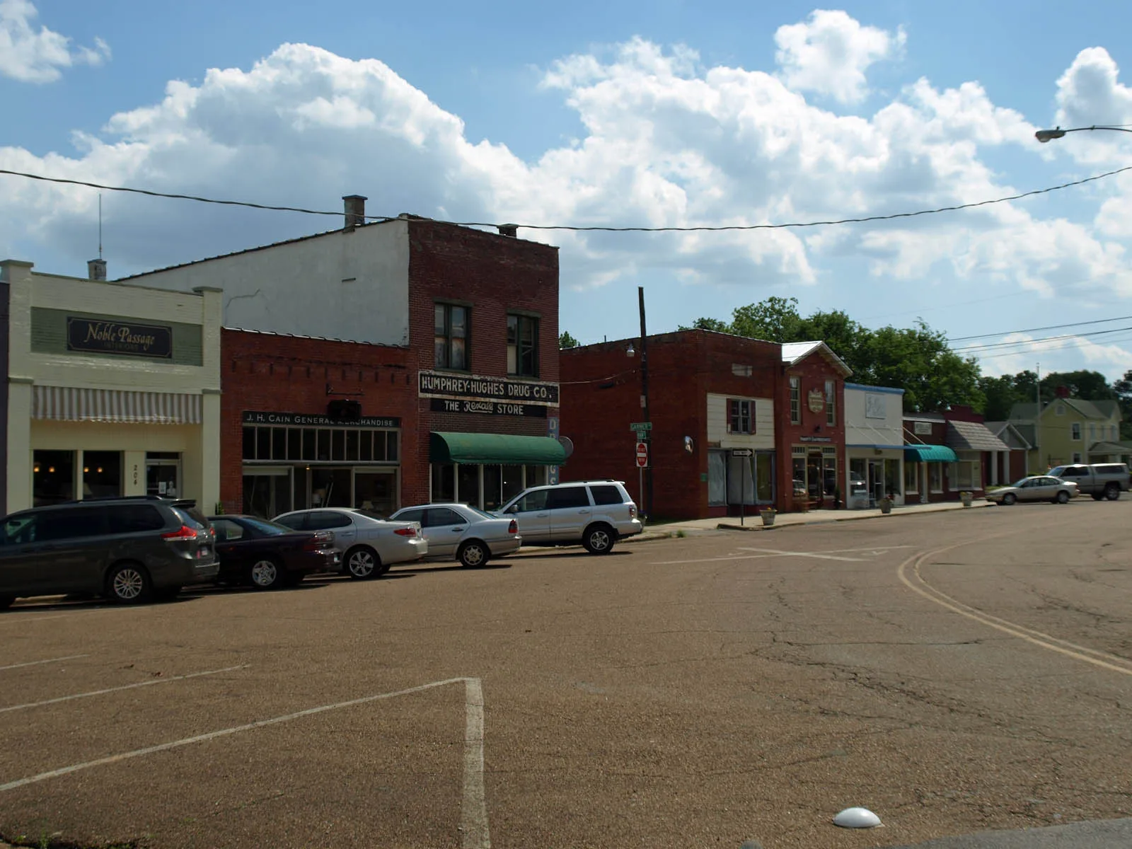 Madison, Alabama 当地景观:Main Street Madison Alabama May 2011 01