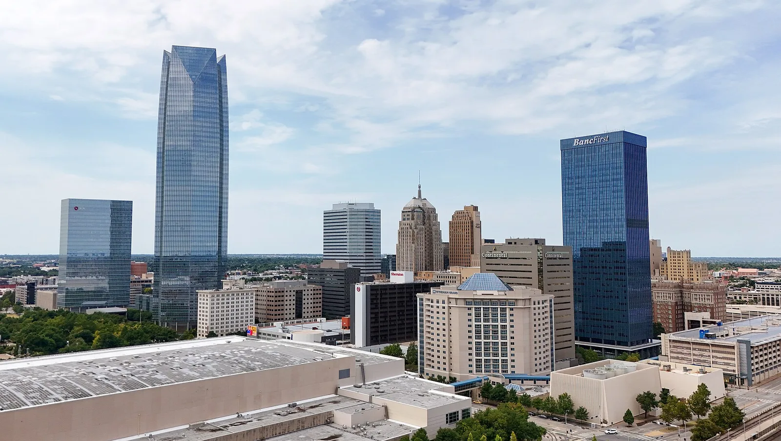 Contexto regional: el horizonte de la cercana Oklahoma City.