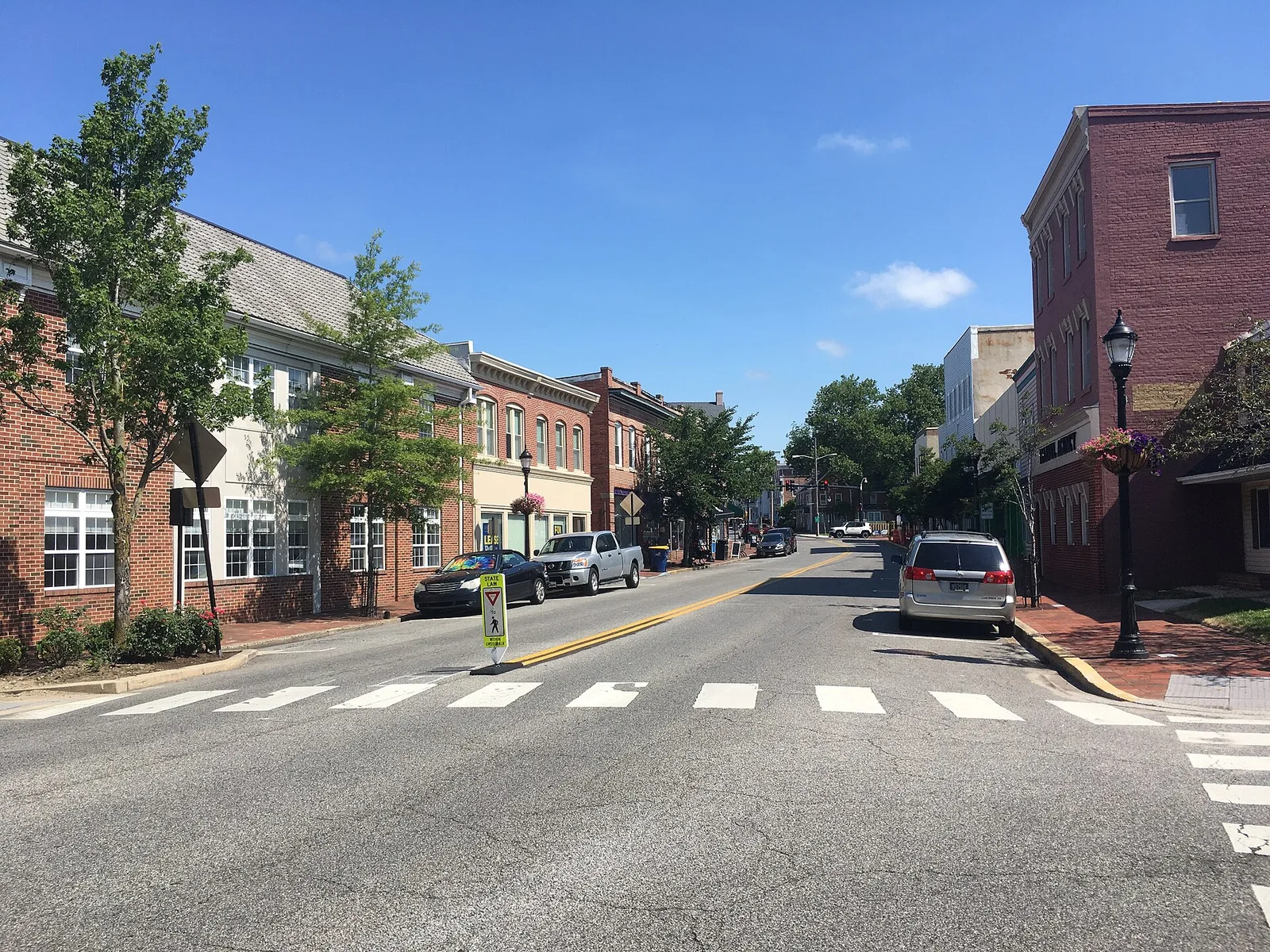 Vista de Milford, Delaware: Walnut Street NB at Park Avenue Milford DE