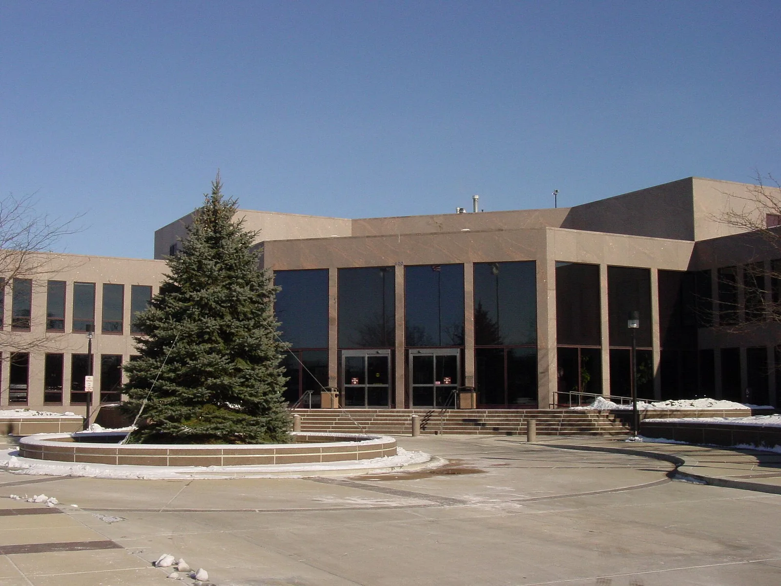 Naperville, Illinois 当地景观:City of Naperville City Hall main entrance