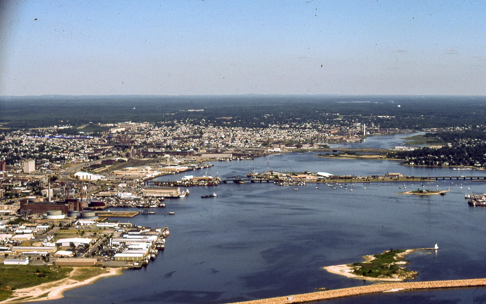 Vista de New Bedford, Massachusetts: Aerial view of New Bedford Harbor (2), June 1988
