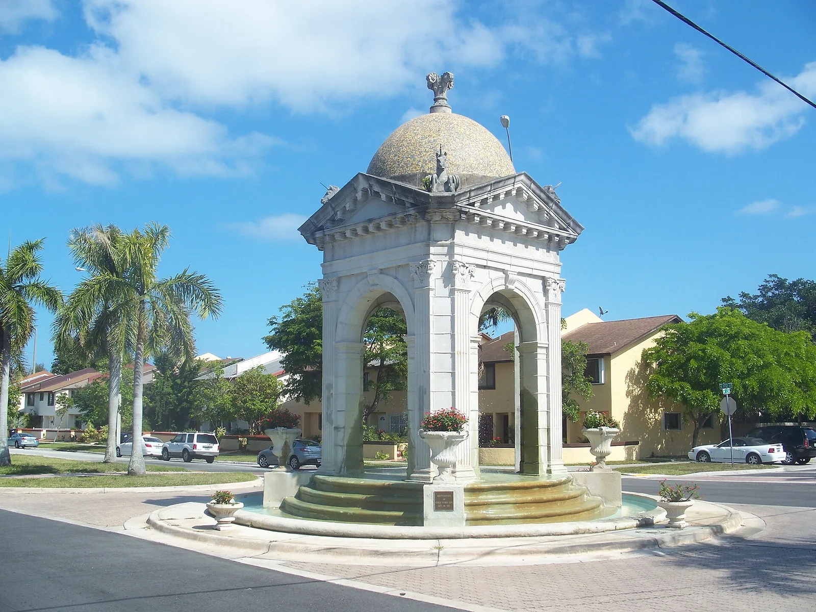 Vista de North Miami Beach, Florida: North Miami FL Fulford by the Sea Entrance04