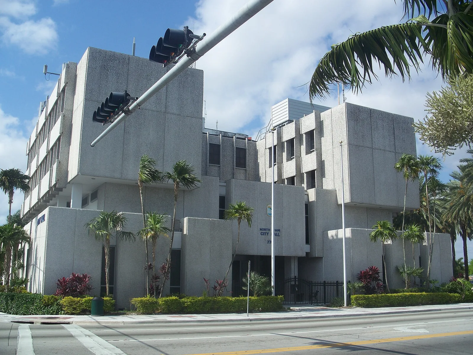 North Miami, Florida 当地景观:North Miami FL city hall01