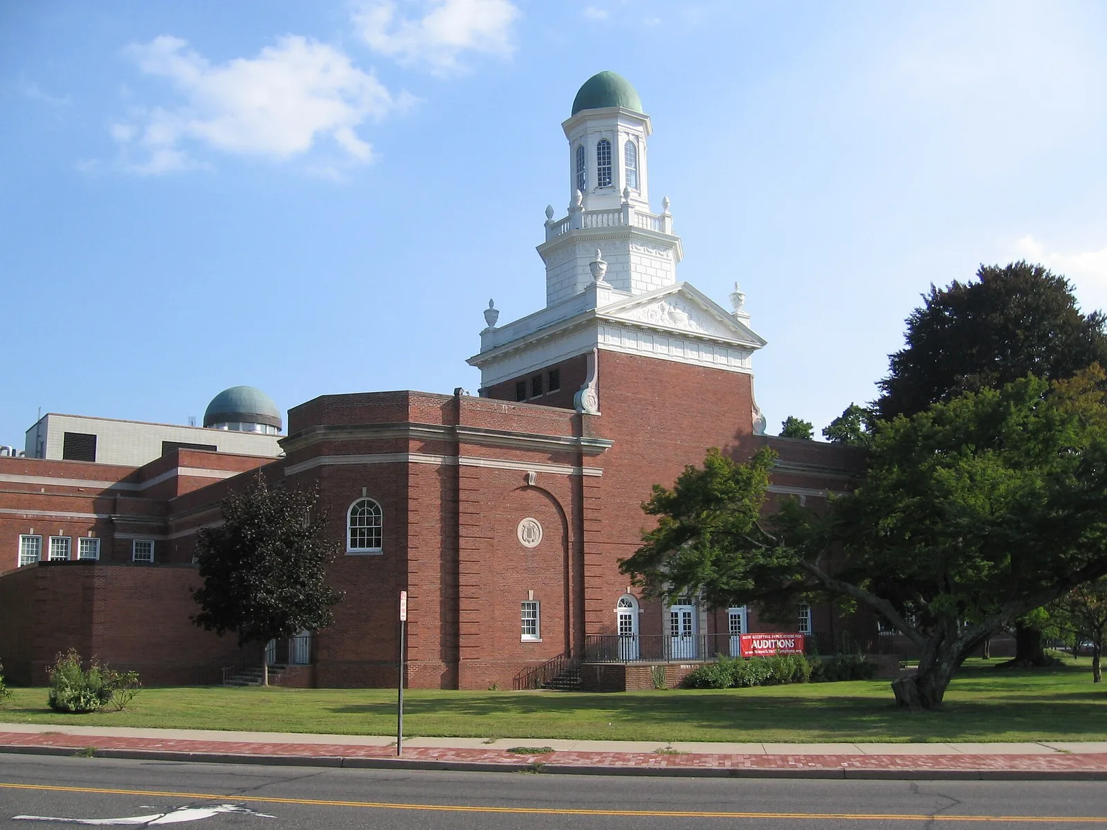 Norwalk, Connecticut 当地景观:NorwalkCTCityHallFront09032007
