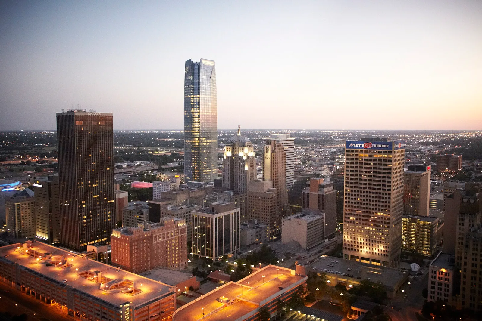 Vista de Oklahoma City, Oklahoma: Downtown Oklahoma City skyline at twilight