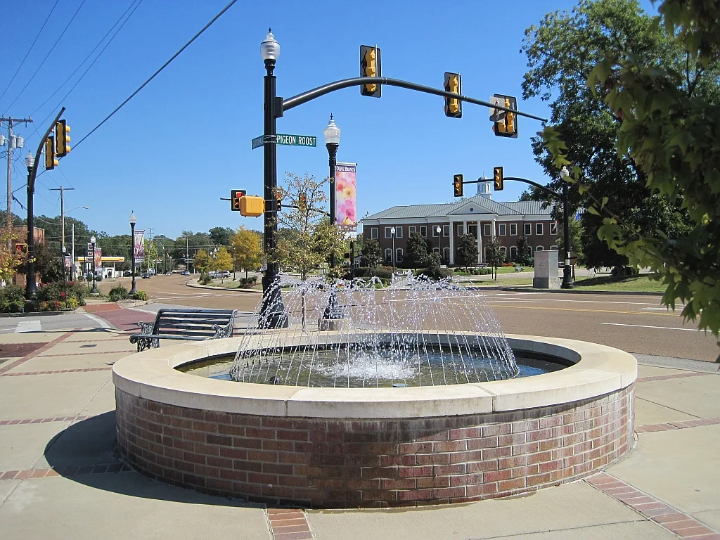Vista de Olive Branch, Mississippi: Olive Branch MS 011 Fountain City Hall in Background