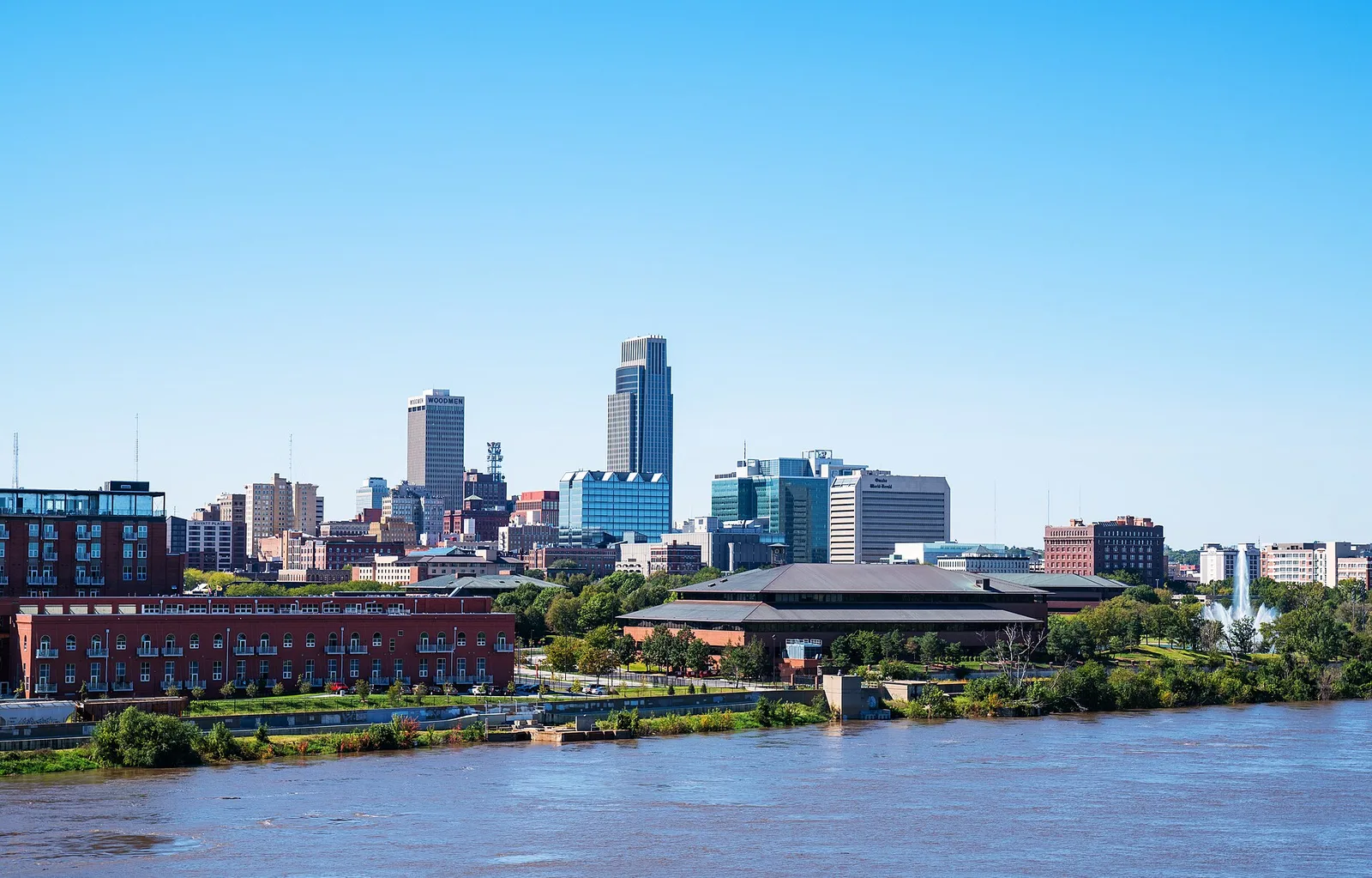 Omaha, Nebraska 当地景观:City of Omaha, Nebraska Skyline on the Missouri River (30899969517)