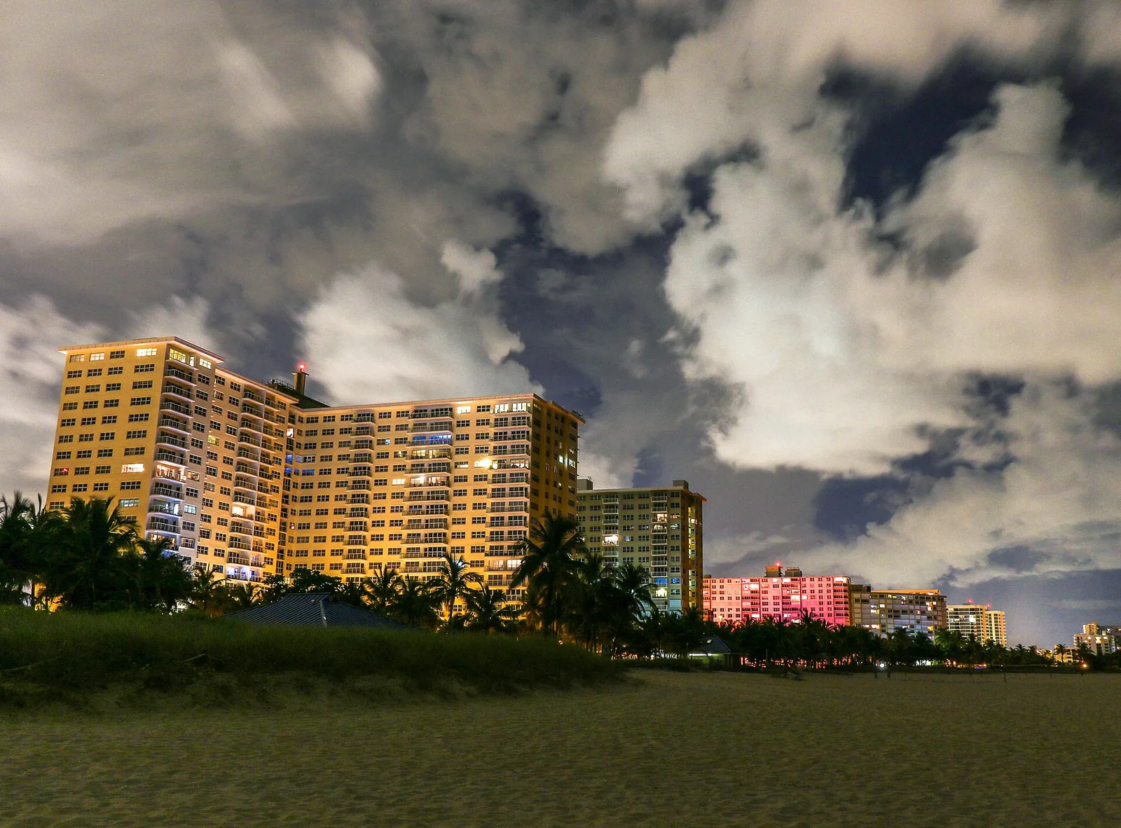 Vista de Pompano Beach, Florida: A Night on Pompano Beach