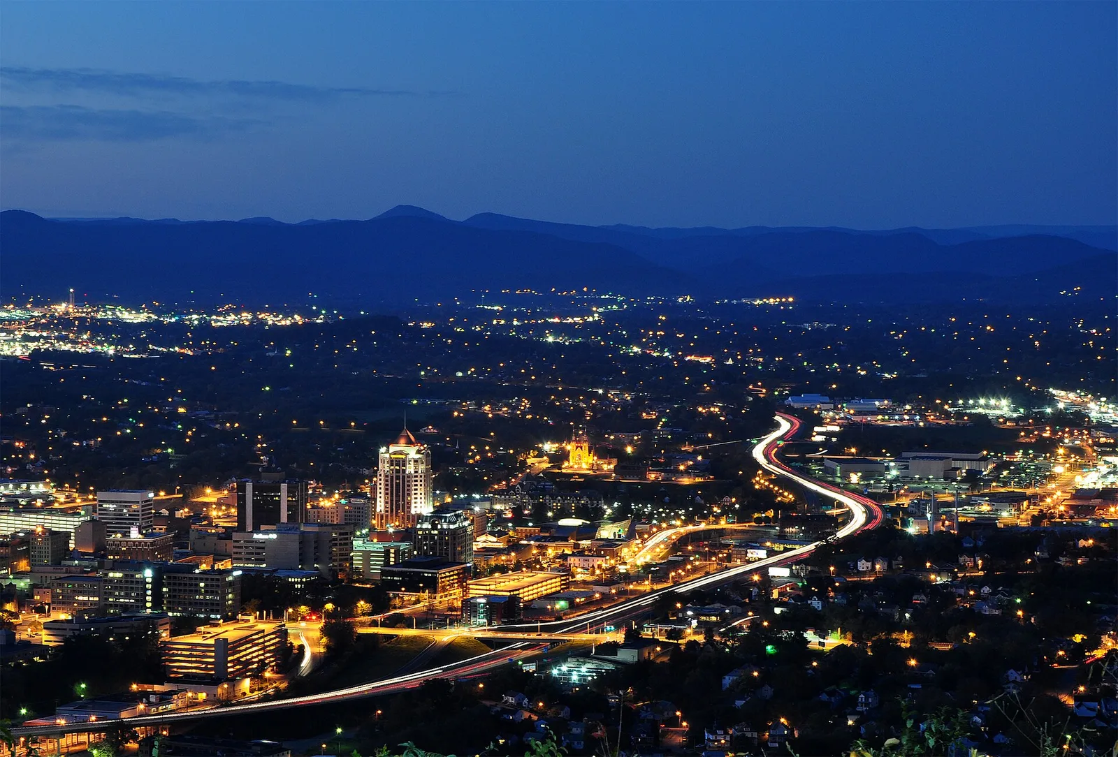 Roanoke, Virginia 当地景观:Roanoke City (Virginia) from Mill Mountain Star at Dusk
