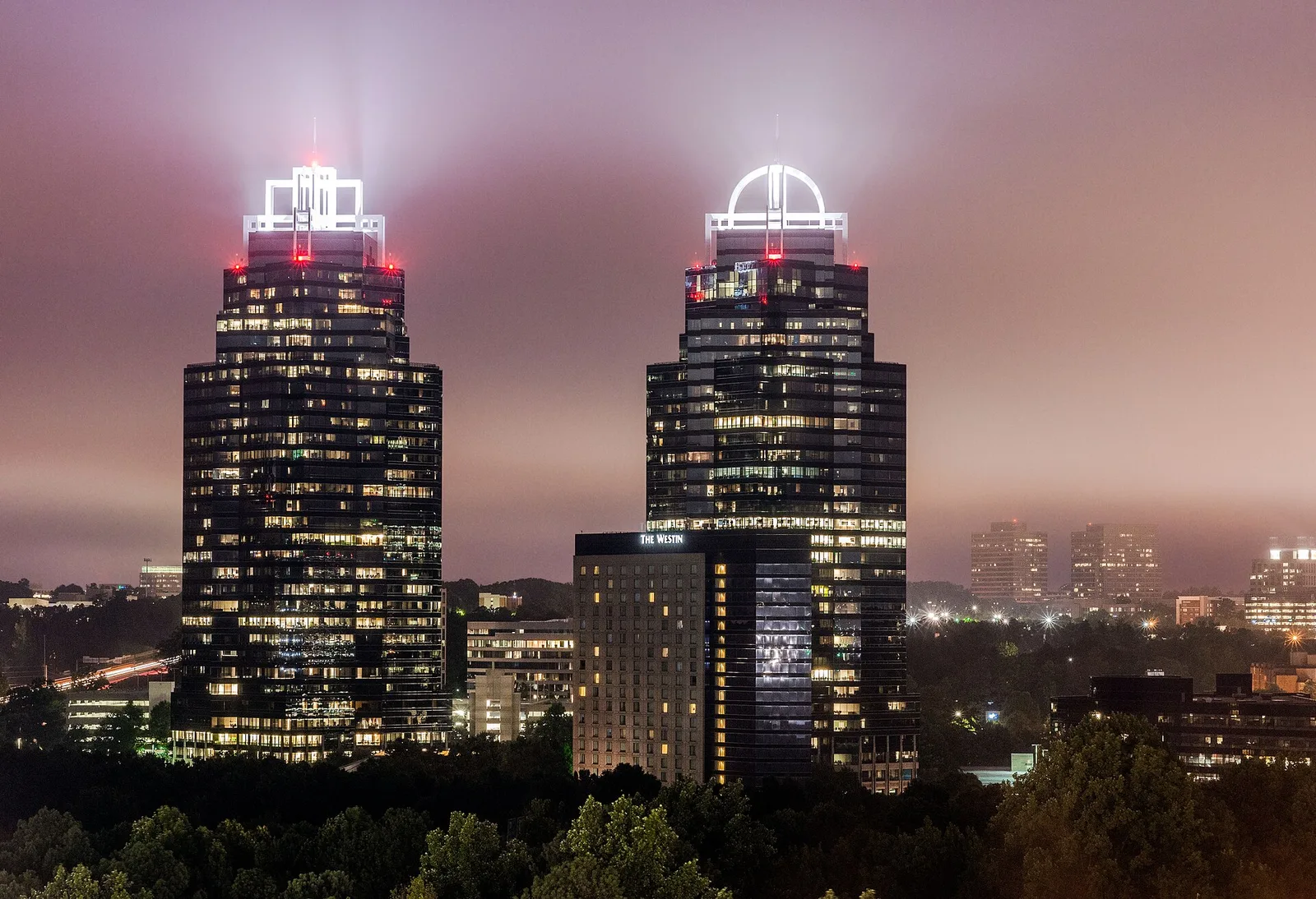 Vista de Sandy Springs, Georgia: The King and Queen towers