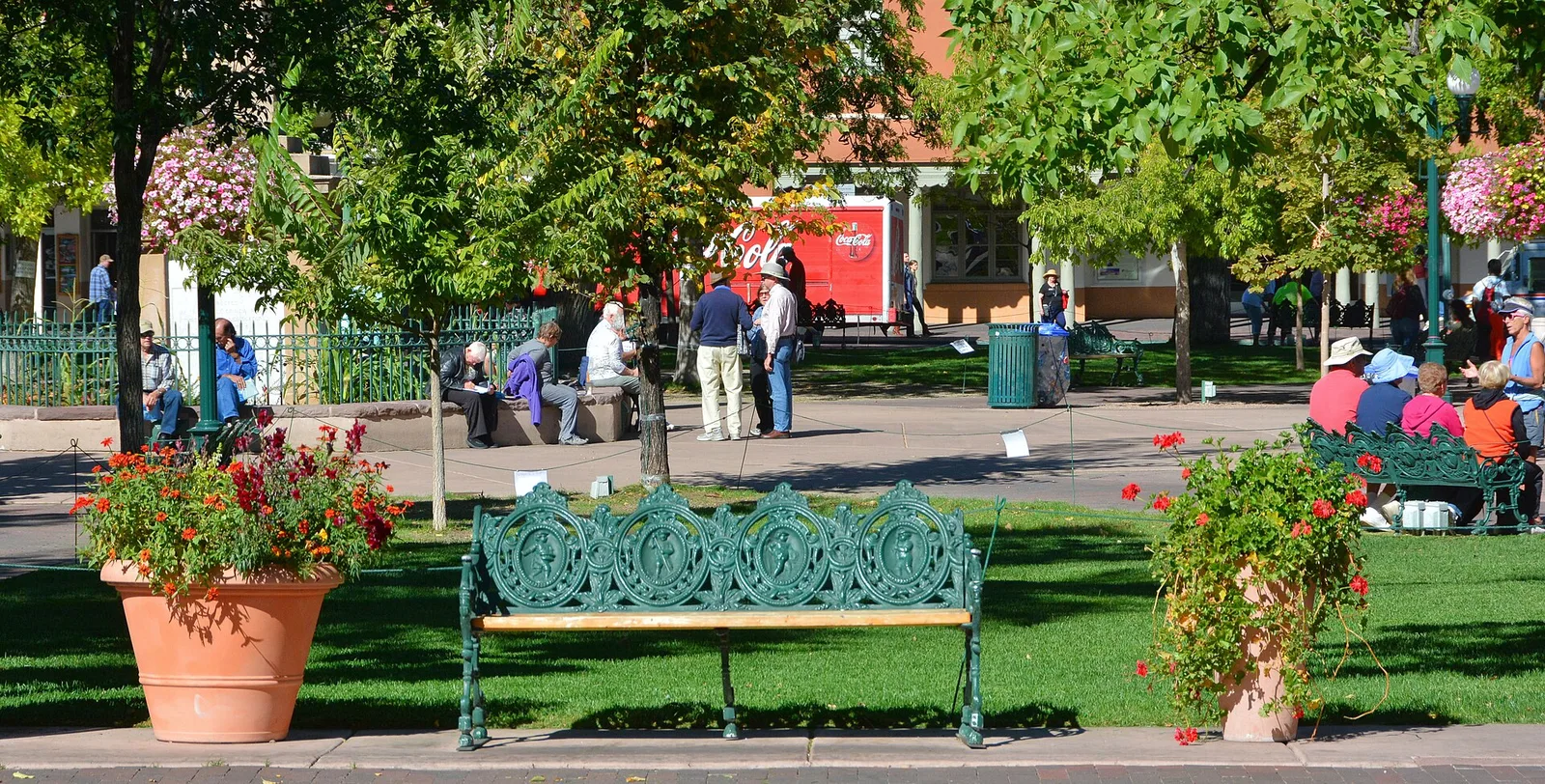 Vista de Santa Fe, New Mexico: Have a seat! Downtown Santa Fe (31543130947)