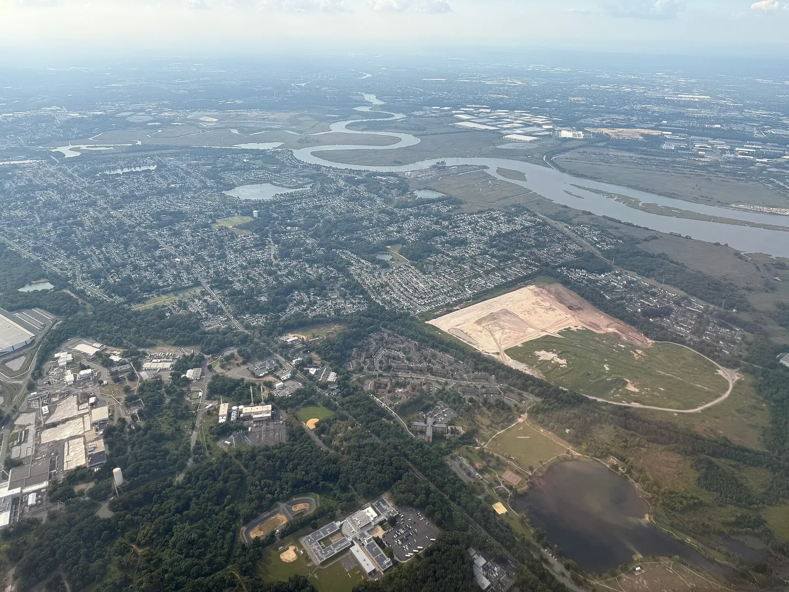 Sayreville, New Jersey 当地景观:2025-09-15 16 11 57 Aerial view of western Sayreville, Middlesex County, New Jersey and surrounding areas including the Raritan River from an aircraft heading for Newark Liberty International Airport