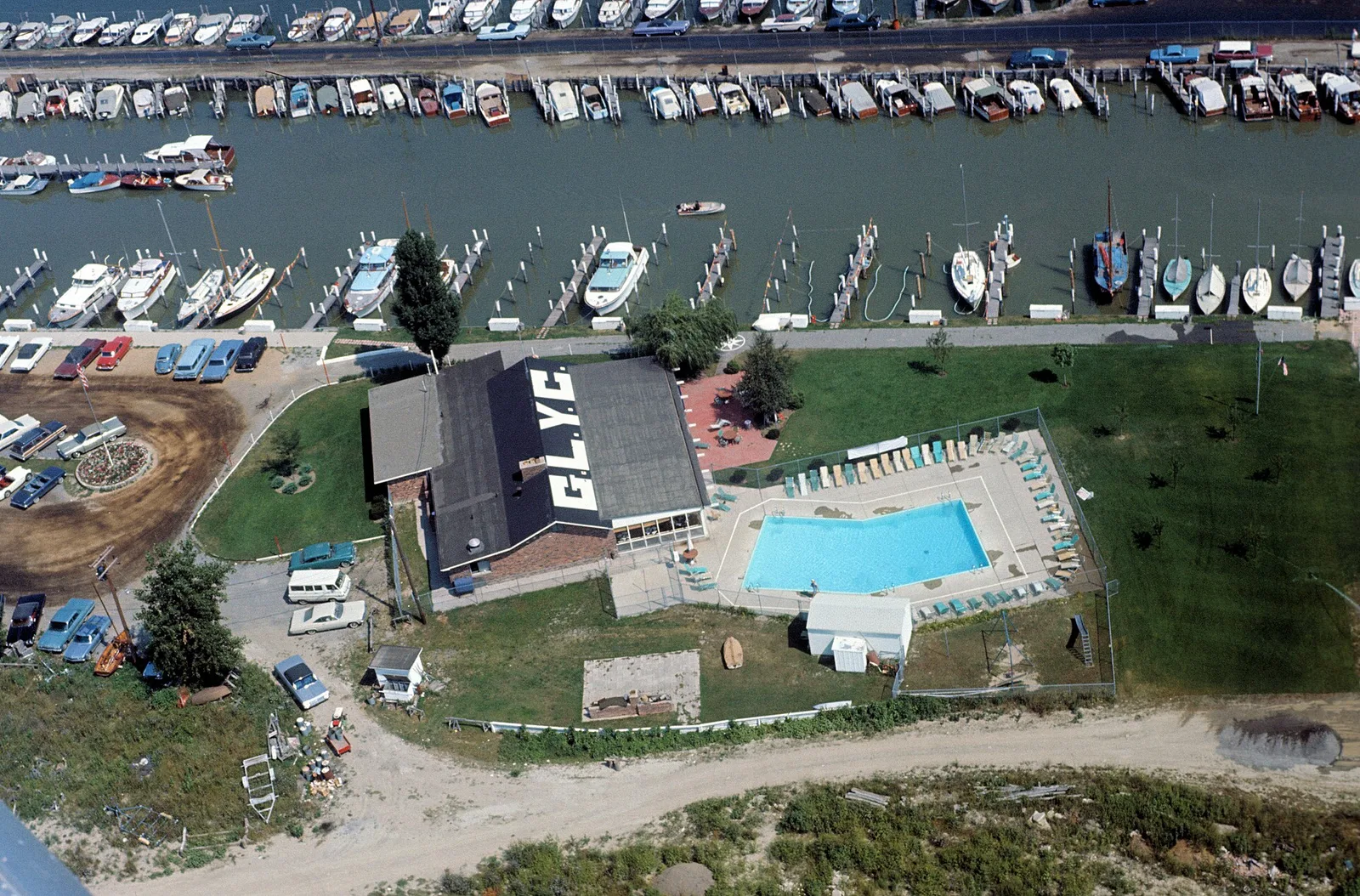 Vista de St. Clair Shores, Michigan: Great Lakes Yacht Club - Aerial Photo (1965)