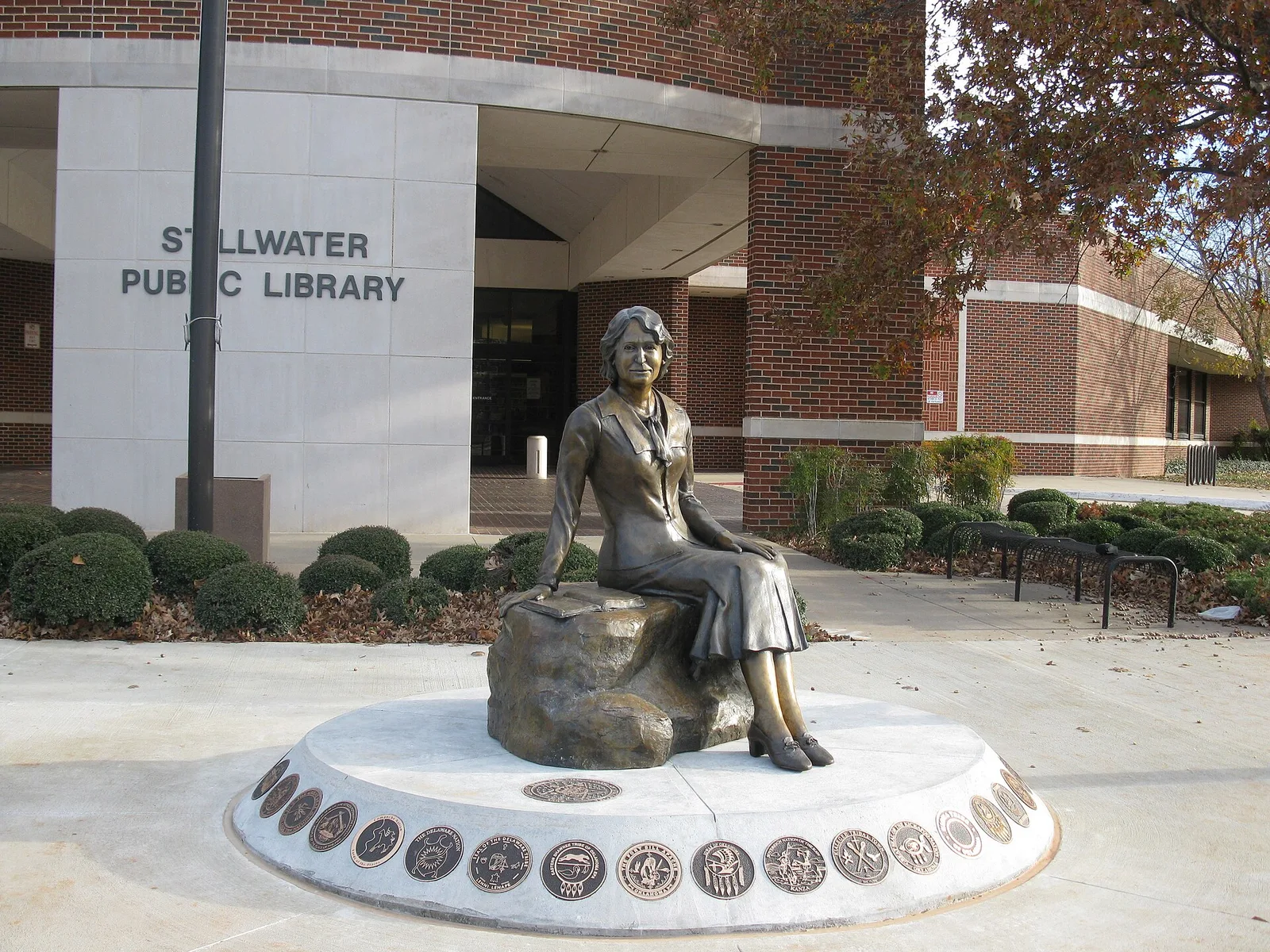 Vista de Stillwater, Oklahoma: Angie Debo statue by Phyllis Mantik